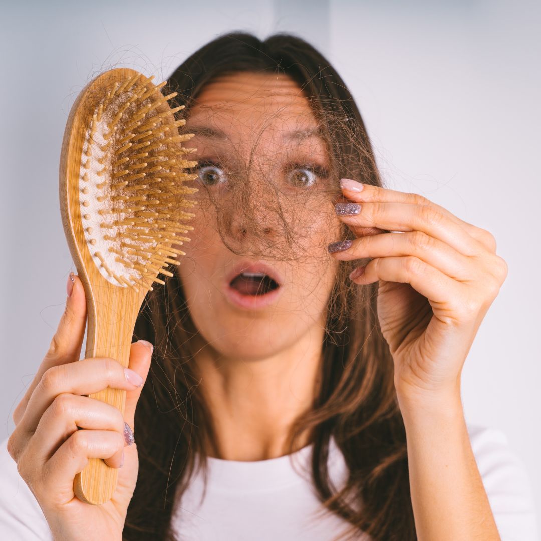 Autunno e caduta stagionale dei capelli: cause, rimedi e consigli pratici per rinforzare la tua chioma